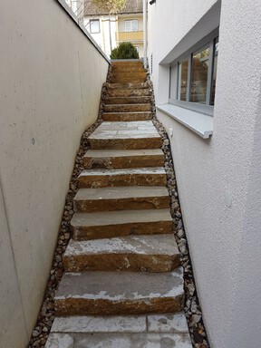 Scheuermann-Naturstein-Showroom-Blockstufen-11